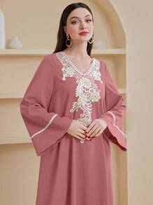 Al Najma 女士阿拉伯風格連衣裙,花朵刺繡裝飾和飄逸袖子 - 粉色 - 查看 1