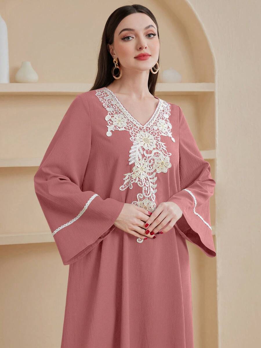 Al Najma 女士阿拉伯風格連衣裙,花朵刺繡裝飾和飄逸袖子 - 粉色 - 查看 1