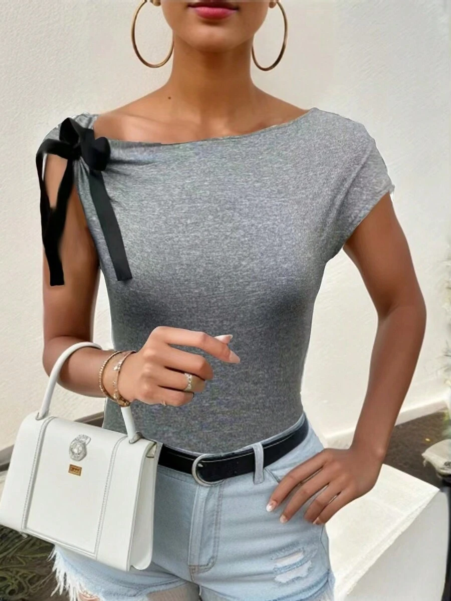 SHEIN Essnce 不對稱領口t恤,附蝴蝶結 - 灰色 - 查看 1