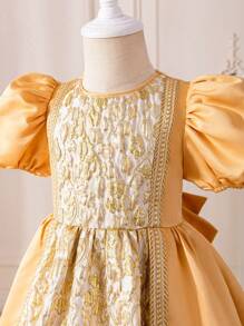 SHEIN Niña Con Ropa A Juego, Vestido De Manga Abullonada De Cuello Redondo Y Tejido De Jacquard