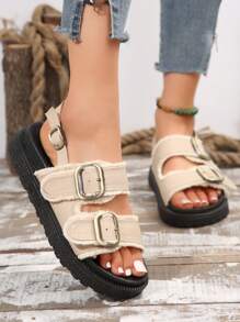 Sandales compensées à talon épais beige pour femmes à l"extérieur, bordure à franges et design de boucle de ceinture et sandales plates avec bride arrière pour l"été