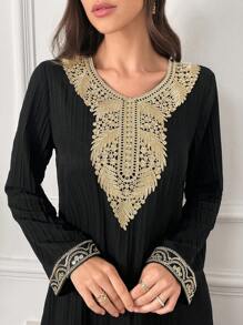 Al Najma 对比色蕾丝和褶皱阿拉伯朴素长袖连衣裙 - 黑色 - 查看 3