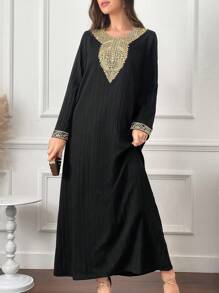 Al Najma 对比色蕾丝和褶皱阿拉伯朴素长袖连衣裙 - 黑色 - 查看 7