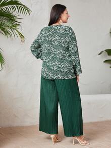 Mulvari 大尺碼波普花卉上衣和純色褲子的兩件套裝 - 綠色 - 查看 2