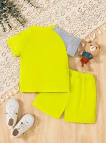 SHEIN Set estivo bambino ragazzo con maglietta a maniche corte con disegni a cartoni animati e pantaloncini - Giallo - Visualizzare 9