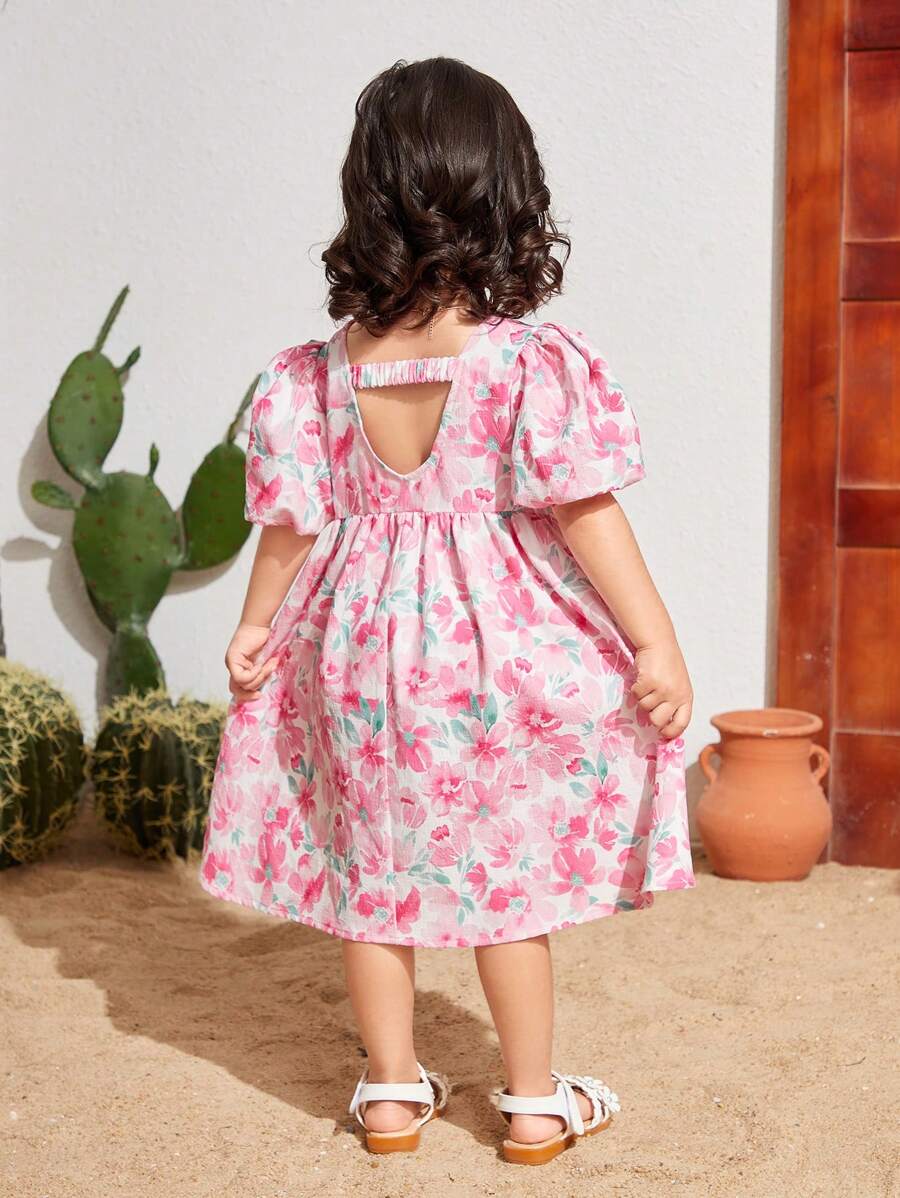 SHEIN Kleine Mädchen Gewebtes Blumenmuster Rundhals Puffärmel Lockeres Freizeitkleid Für Den Urlaub - Babypink - Übersicht 1