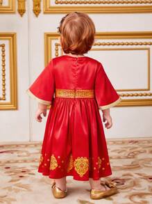 SHEIN 嬰兒女孩華麗的緞面拼色復古圖案中袖中長款連衣裙 - 紅色 - 查看 2