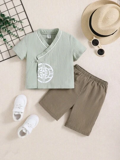 SHEIN 寶寶男童風彩色區塊短袖衫配彈性腰短褲漢服套裝,適合夏季穿著