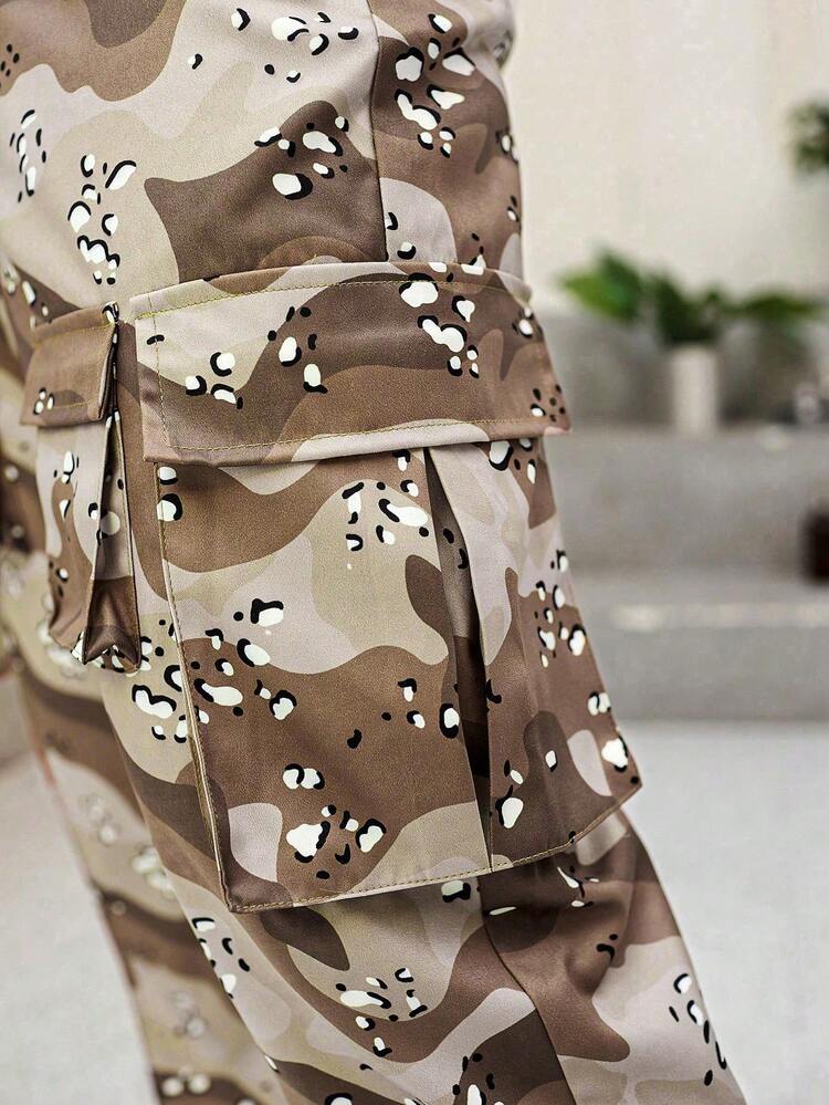 Loose Fit Men's Allover Printed Cargo Pants With Flap Pockets