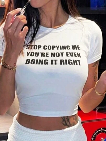 SHEIN Unity スリムフィット 露出腹デザイン Tシャツ スローガンプリント "STOP COPYING ME YOU'RE NOT EVEN DOING IT RIGHT" グラフィックTシャツ レディーストップス