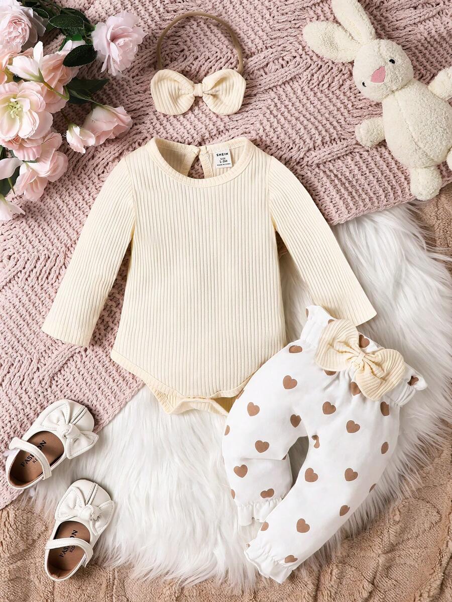 SHEIN 嬰兒女新生兒純棉長袖肋紋連身衣,心形印花長褲和頭帶套裝 - 彩色 - 查看 1