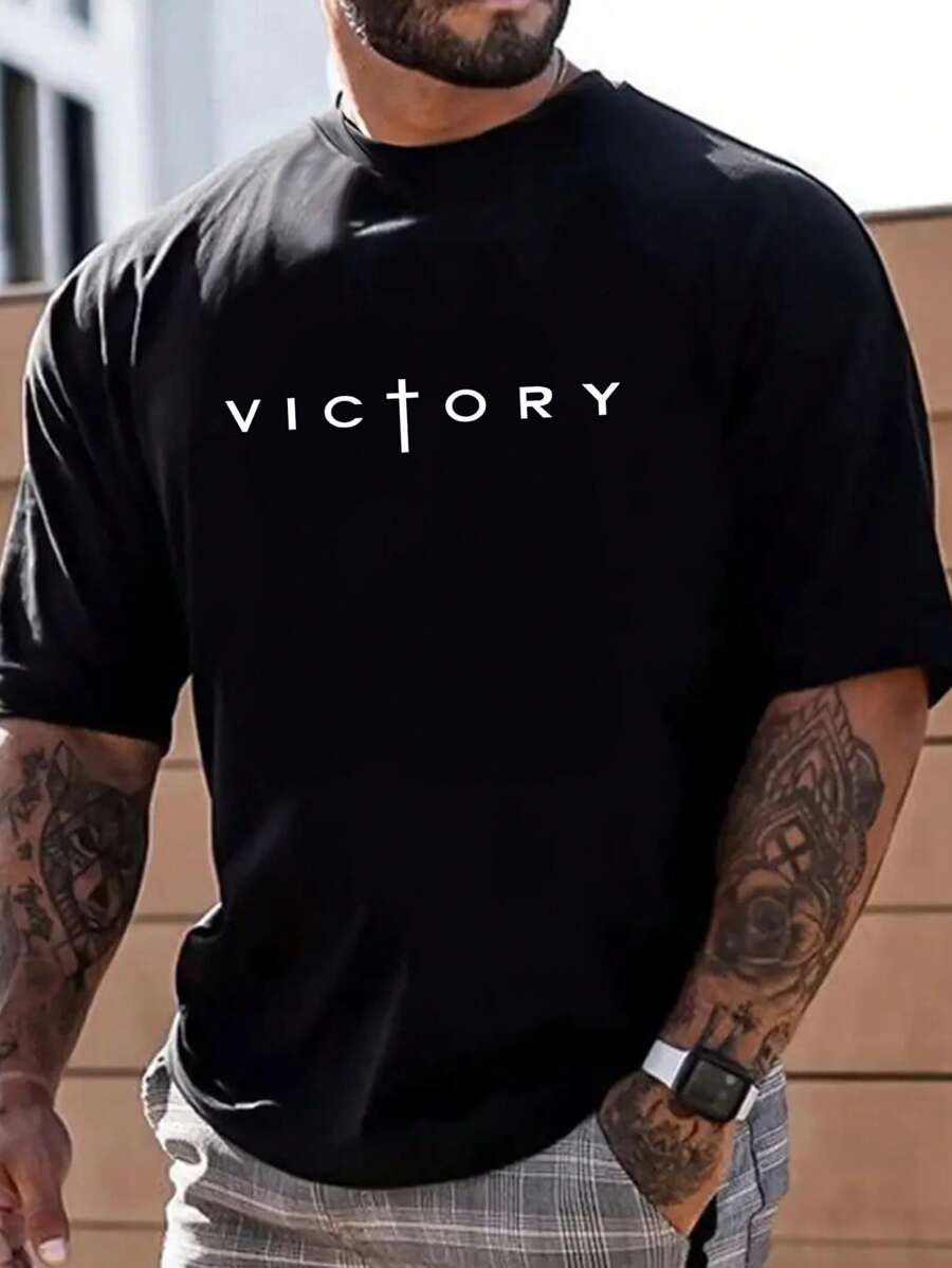 Camiseta casual de manga corta y cuello redondo con estampado de letras para hombre de talla grande - Negro - Ver 1