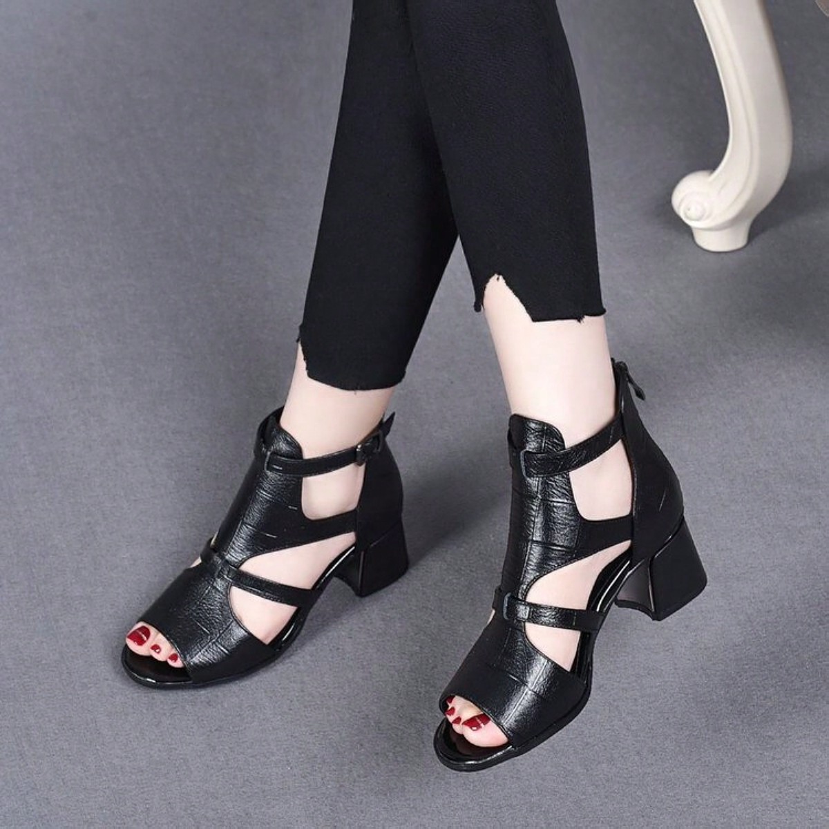 Sandalias estilo romano nuevas de verano 2025 para mujer, tacón grueso con punta abierta, botas de tacón medio con diseño calado de cuero suave, sa
