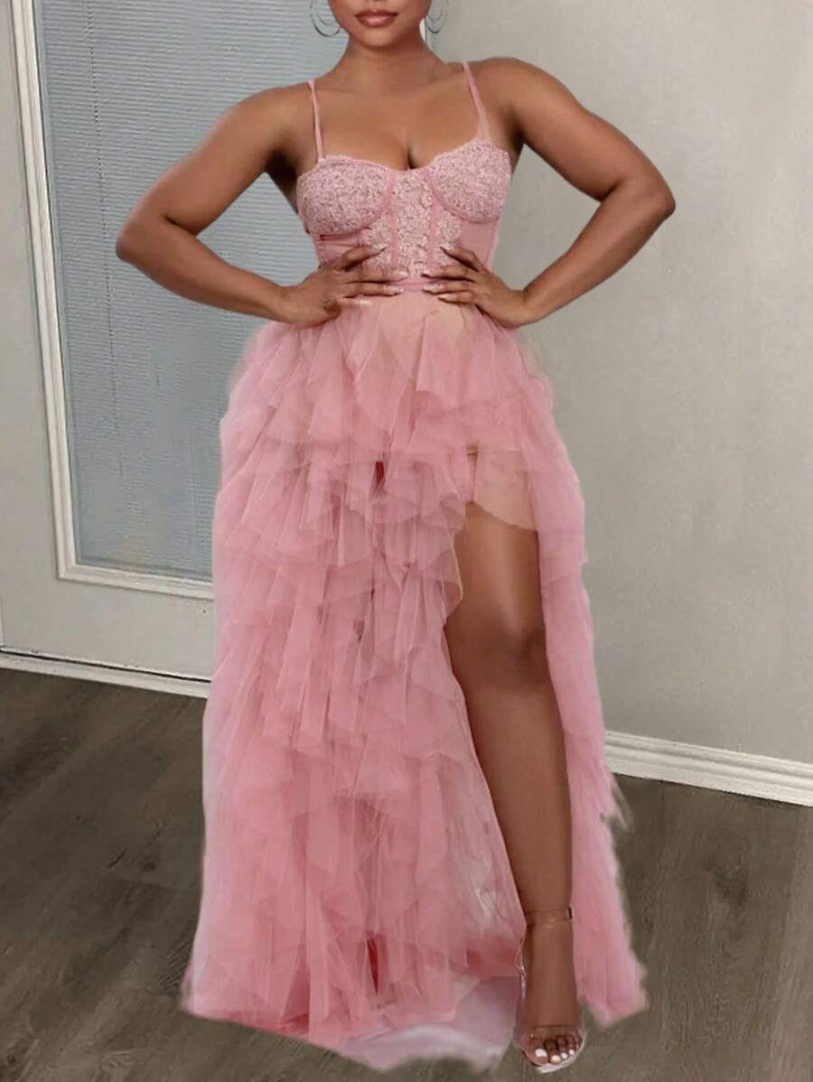 Slaydiva Elegante vestido rosa para fiesta de mujer con tirantes de espagueti, copa de encaje y diseño de contraste de malla, multicapa de tul y bajo asimétrico con abertura - Rosa - Ver 1