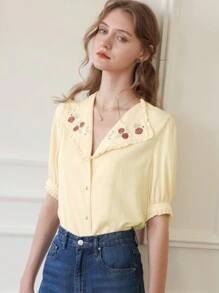 Simple Retro 女款草莓刺繡翻領休閒襯衫,配有荷葉邊 - 黃色 - 查看 1
