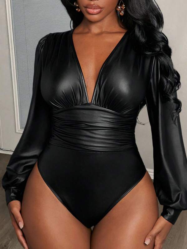 Slaydiva Eleganter, tief ausgeschnittener Bodysuit mit Puffärmeln und Taillenfalten, beschichtet mit schwarzem Kunstleder, für Frauen