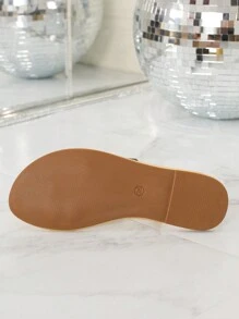 Sandalias planas con tira de metal de punta redonda para mujer, cómodas y versátiles, para looks de primavera y verano - Dorado - Ver 6