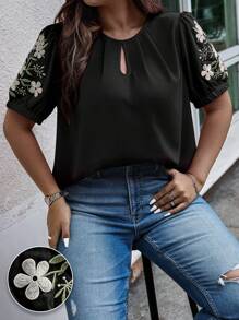 Calvaya 大碼印花鎖眼領泡泡袖襯衫 - 黑色 - 查看 1