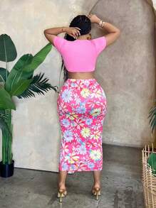 Slaydiva Bộ đồ nghỉ mát mùa hè cỡ lớn cho nữ, áo crop top buộc nơ phía trước màu hồng và chân váy midi in hoa - Hồng - Xem 2