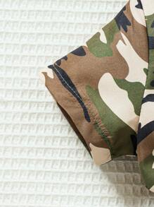 SHEIN Playful Pals Mono Casual Con Capucha Con Estampado De Camuflaje De Manga Corta Y Cintura Elástica Con Cremallera Para Niñas Bebés, Para Camping Al Aire Libre