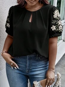 Calvaya 大碼印花鎖眼領泡泡袖襯衫 - 黑色 - 查看 5