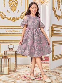 SHEIN Vestido Floral Encantador Para Niñas Preadolescentes Con Cuello Redondo, Hombros Descubiertos Y Mangas Con Volantes Y Bordado - Rosa - Ver 3