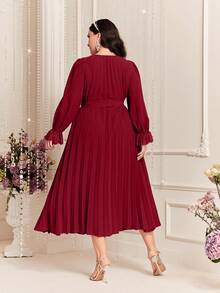 Modelyn Váy xếp ly tay bèo nhún ren màu trơn cỡ lớn màu đỏ tía - Màu Đỏ Sâu - Xem 2