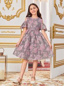 SHEIN Vestido Floral Encantador Para Niñas Preadolescentes Con Cuello Redondo, Hombros Descubiertos Y Mangas Con Volantes Y Bordado - Rosa - Ver 5