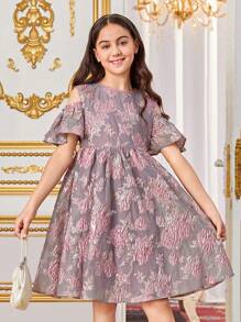 SHEIN Vestido Floral Encantador Para Niñas Preadolescentes Con Cuello Redondo, Hombros Descubiertos Y Mangas Con Volantes Y Bordado - Rosa - Ver 1