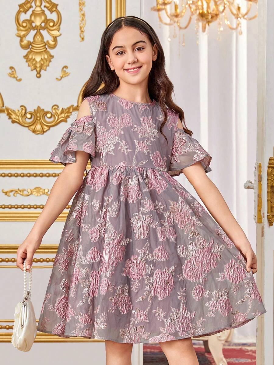 SHEIN Vestido Floral Encantador Para Niñas Preadolescentes Con Cuello Redondo, Hombros Descubiertos Y Mangas Con Volantes Y Bordado - Rosa - Ver 1