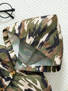 SHEIN Playful Pals Mono Casual Con Capucha Con Estampado De Camuflaje De Manga Corta Y Cintura Elástica Con Cremallera Para Niñas Bebés, Para Camping Al Aire Libre