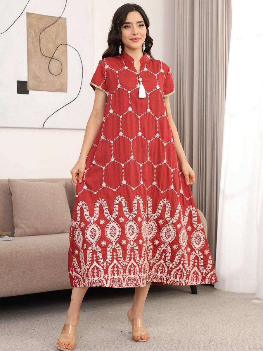 Đầm kiểu Ả Rập thanh lịch thêu đính cườm, cổ chữ V, màu đỏ, dành cho mùa Xuân/Hè 2026, có thắt lưng tua rua, thích hợp mặc trong dịp Eid Al Adha.