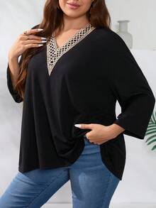 Mulvari 大尺碼女性鬆身蕾絲拼接t恤 - 黑色 - 查看 4