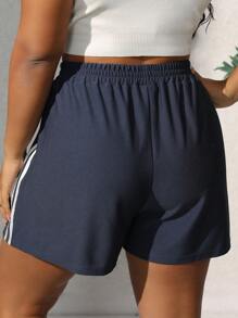 SHEIN EZwear Pantalones Cortos Casuales De Rayas Laterales Para Mujeres De Talla Grande