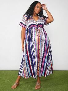 SHEIN Clasi Robe À Manches Courtes À Encolure En V Imprimée Géométrique De Grande Taille