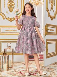 SHEIN Vestido Floral Encantador Para Niñas Preadolescentes Con Cuello Redondo, Hombros Descubiertos Y Mangas Con Volantes Y Bordado - Rosa - Ver 4