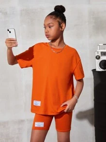 SHEIN Leap Crew Tween Girl Dệt Kim Màu Trơn Cổ Tròn Thư Giãn Áo Phông Có Chữ Cái Logo Phù Hợp Với Dệt Kim Thư Giãn Bộ Quần Short - trái cam - Xem 6