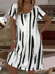 EMERY ROSE Plus Size Printed V-Neck Dress With Brush Strokes Patters, Summer - Black and White - View 5