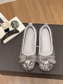 兒童銀色瑪莉珍鞋配銀色閃亮蝴蝶結裝飾和一腳鞋設計