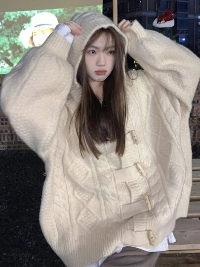 柔软蓬松的粗针织纯色开衫，配有牛角扣和兜帽，适合秋冬季的甜美风格