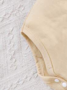 SHEIN Vintaside Kids 新生兒男寶寶帶有有趣字母圖案的休閒可穿戴基礎連身衣 - 白色 - 查看 3