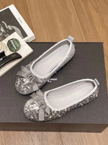 兒童銀色瑪莉珍鞋配銀色閃亮蝴蝶結裝飾和一腳鞋設計