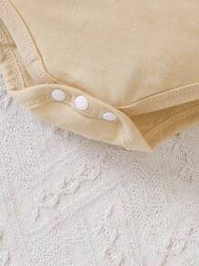 SHEIN Vintaside Kids 新生兒男寶寶帶有有趣字母圖案的休閒可穿戴基礎連身衣 - 白色 - 查看 4