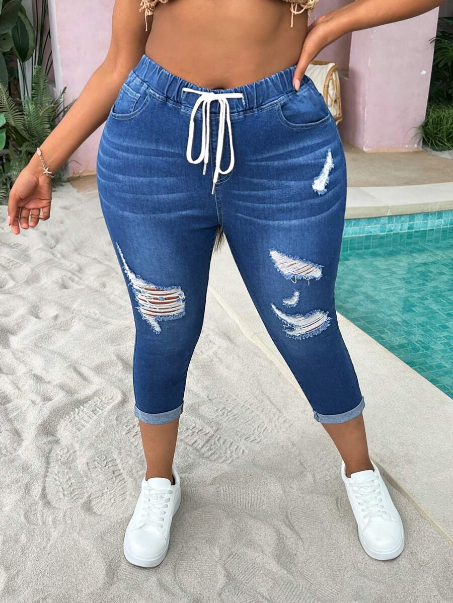 SHEIN SXY 大尺碼拉繩腰破洞修身彈力牛仔七分褲,適用於夏季休閒或度假 - 中等水洗藍 - 查看 1