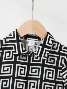 SHEIN Peto informal de patrón geométrico con cuello para niño joven - Negro - Ver 3
