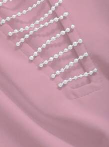 DAZY 獨有且性感的短袖露肩t恤,採用挖空設計