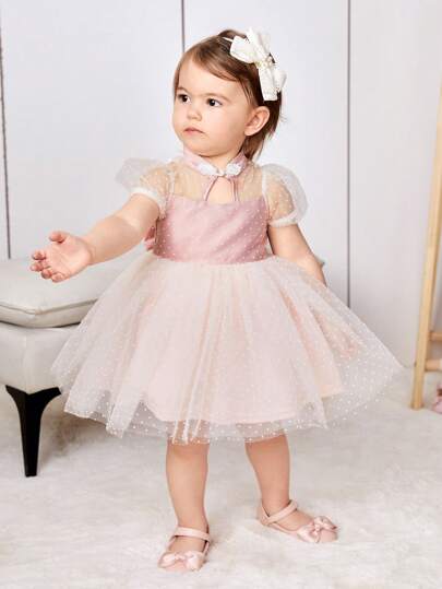 SHEIN 嬰兒女孩優雅的波點網格拼接短袖旗袍，帶扣和中空設計