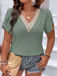 SHEIN Clasi 大码撞色蕾丝花瓣袖夏季T恤 - 軍綠色 - 查看 1