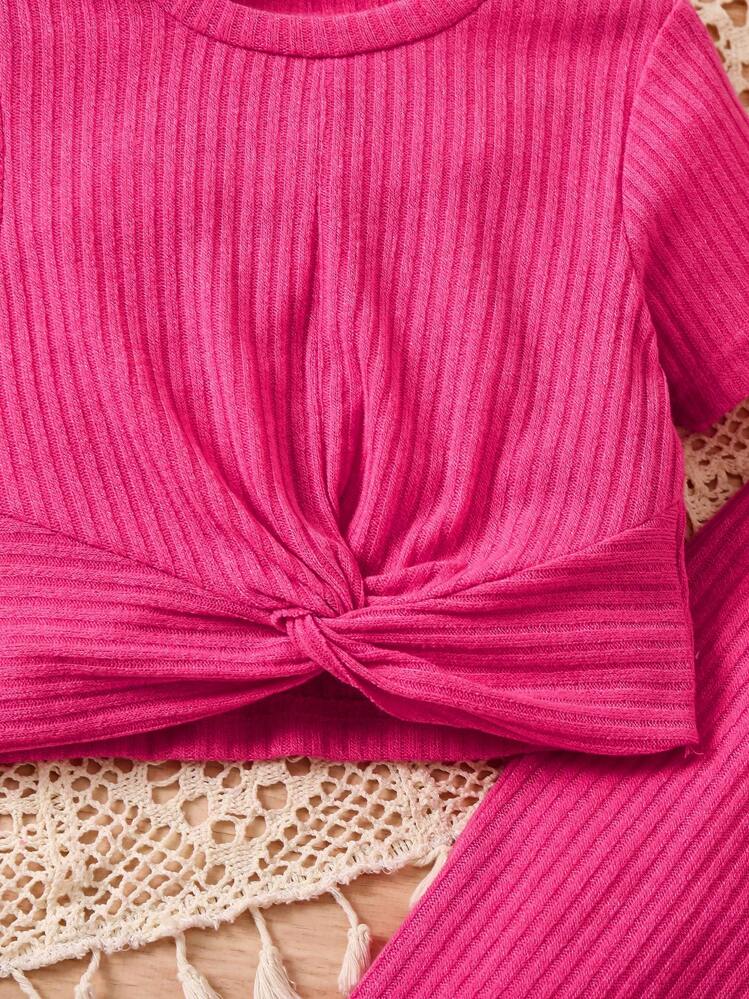SHEIN Conjunto de camiseta de manga corta con dobladillo retorcido liso y pantalones acampanados para niña - Rosa Fucsia - Añade 6
