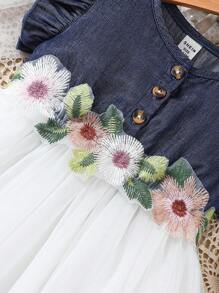 Elegantes, Schönes Und Süßes Kleid Für Babys Mit Netzsaum Und 3d-blumenverzierung